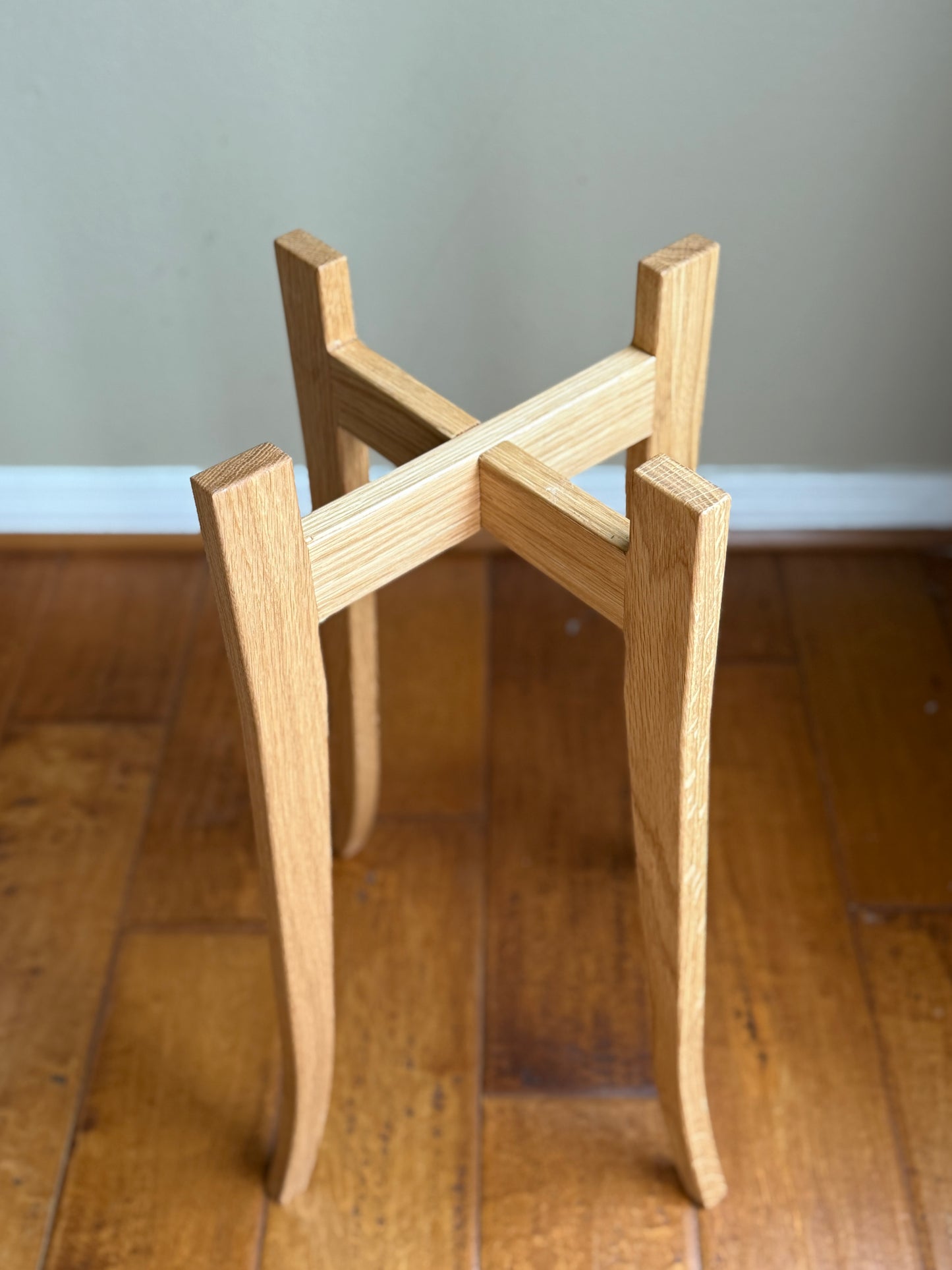 Upright Tall Plant Stand – Handmade in Solid White Oak (20" Height, Fits 8" Pots)